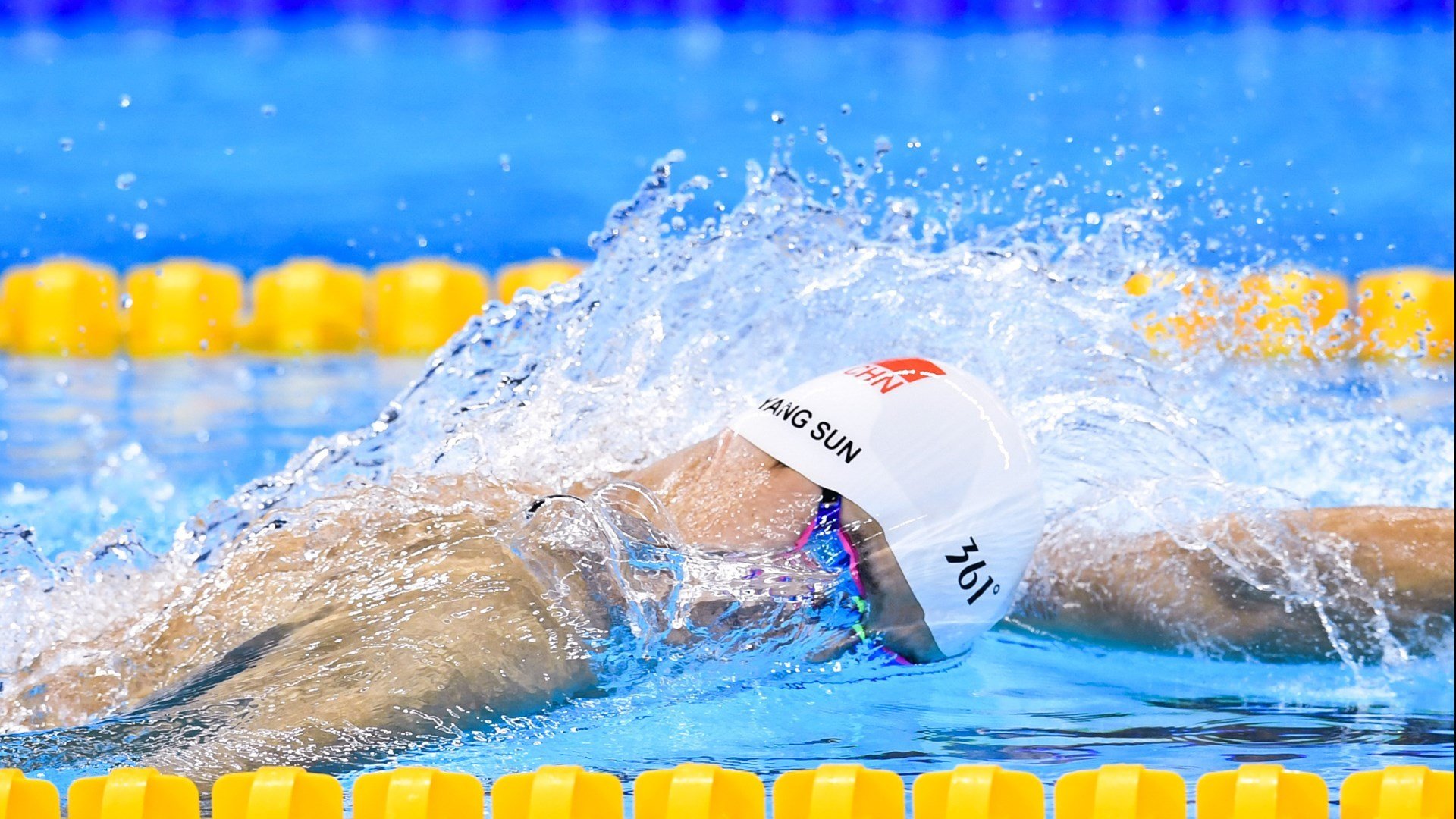 绿茵场与篮球馆的双重奏，西甲德比硝烟未散，独行侠铁蹄踏破天山